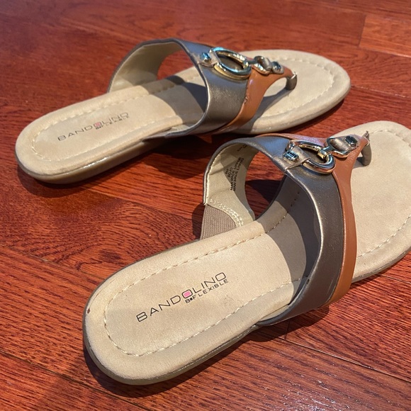 Bandolino Flexible Flip Flops - Picture 3 of 5